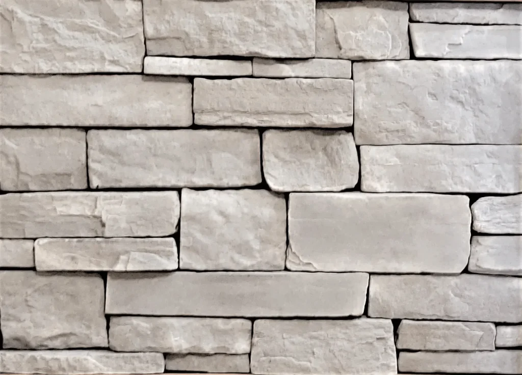 Quarry-Blend-Cloud Gray rectangular stone bricks stacked in a horizontal pattern to form a wall.